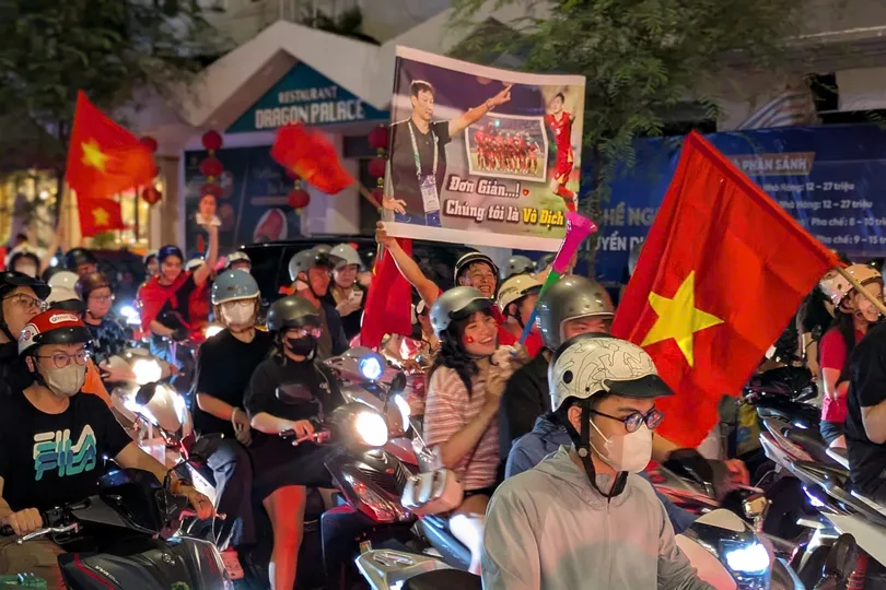 TPHCM rực đỏ sau chiến thắng, người dân đổ xuống đường mừng tuyển Việt Nam vô địch