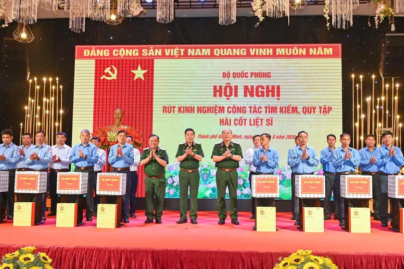 Lãnh đạo Bộ Quốc phòng trao quà tặng các lực lượng làm nhiệm vụ tìm kiếm, quy tập hài cốt liệt sĩ. Ảnh: MẠNH THẮNG