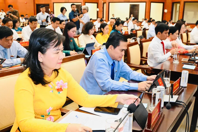 Đại biểu biểu quyết thông qua danh mục các tờ trình được trình tại kỳ họp. Ảnh: VIỆT DŨNG