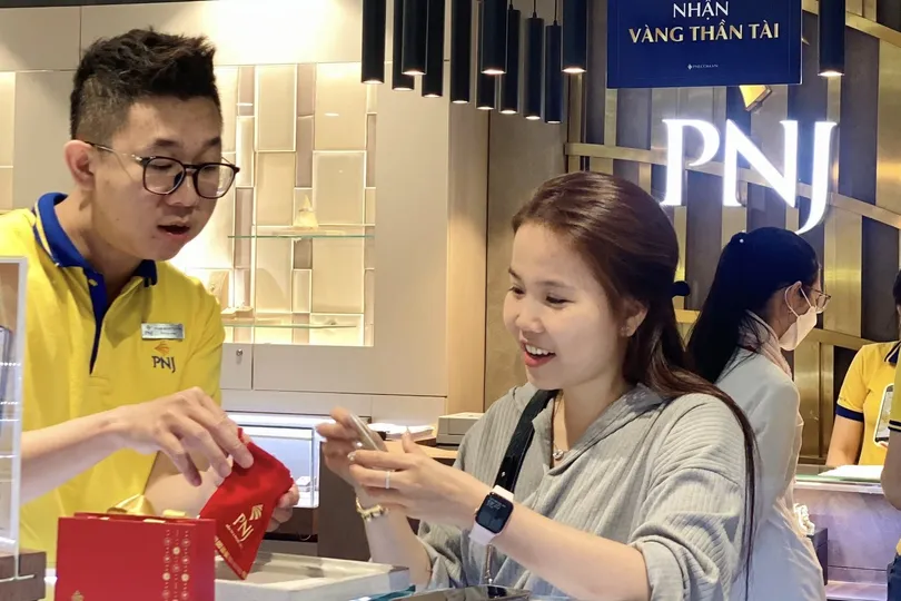 Giao dịch vàng tại cửa hàng PNJ TPHCM. Ảnh: NHUNG NGUYỄN