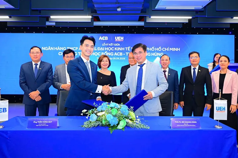 ACB và UEH ký kết thỏa thuận hợp tác triển khai Chương trình Học bổng ACB – Trần Mộng Hùng (Ảnh: NHUNG NGUYỄN)