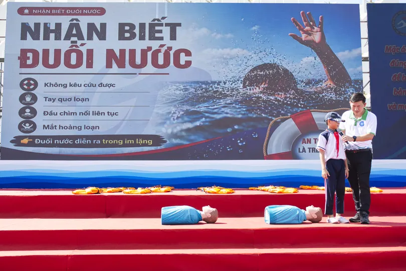 Các em học sinh được hướng dẫn các kỹ năng phòng ngừa đuối nước.