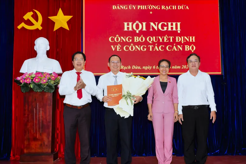 Lãnh đạo phường Rạch Dừa trao quyết định về công tác cán bộ đối với đồng chí Huỳnh Xuân Vinh.