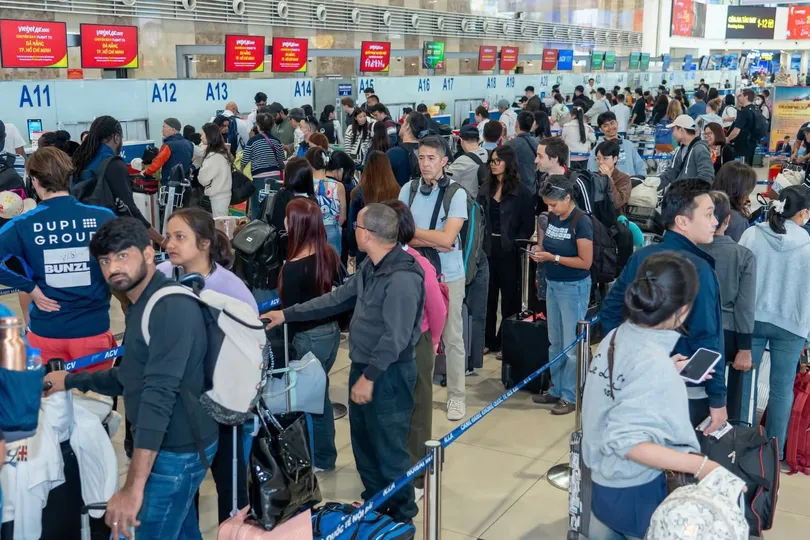 Hành khách đông đúc tại sân bay Nội Bài dịp cuối năm