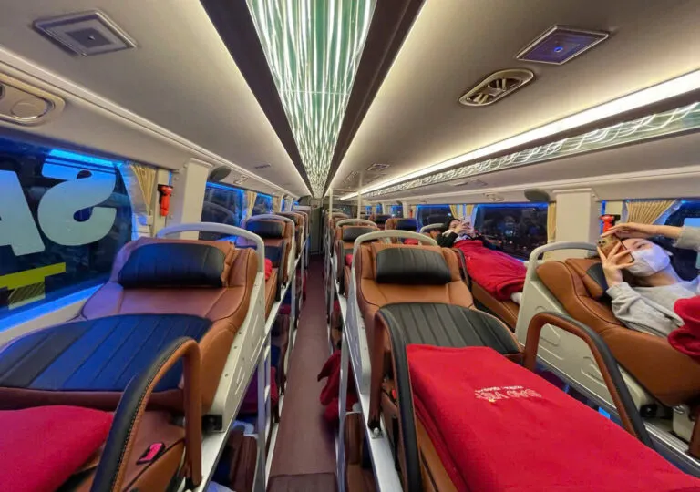 Bên trong một xe khách giường nằm hai tầng
