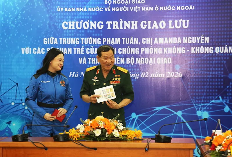  Cuộc gặp mặt giao lưu giữa Trung tướng Phạm Tuân và nữ phi hành gia Amanda Nguyễn 