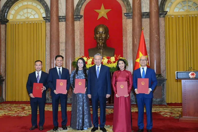 Tổng Bí thư, Chủ tịch nước Tô Lâm trao Quyết định bổ nhiệm 5 Đại sứ Việt Nam tại nước ngoài ngày 28-4. Ảnh: VIẾT CHUNG.