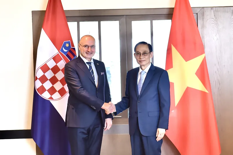 Bộ trưởng Bộ Ngoại giao Lê Hoài Trung và Bộ trưởng Ngoại giao và các vấn đề châu Âu Croatia Gordan Grlić Radman. Ảnh: VIẾT CHUNG