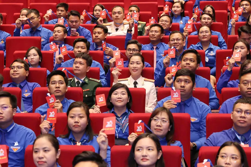 Các đại biểu biểu quyết thông qua nghị quyết đại hội tại phiên bế mạc, chiều 25-6. Ảnh: QUANG PHÚC