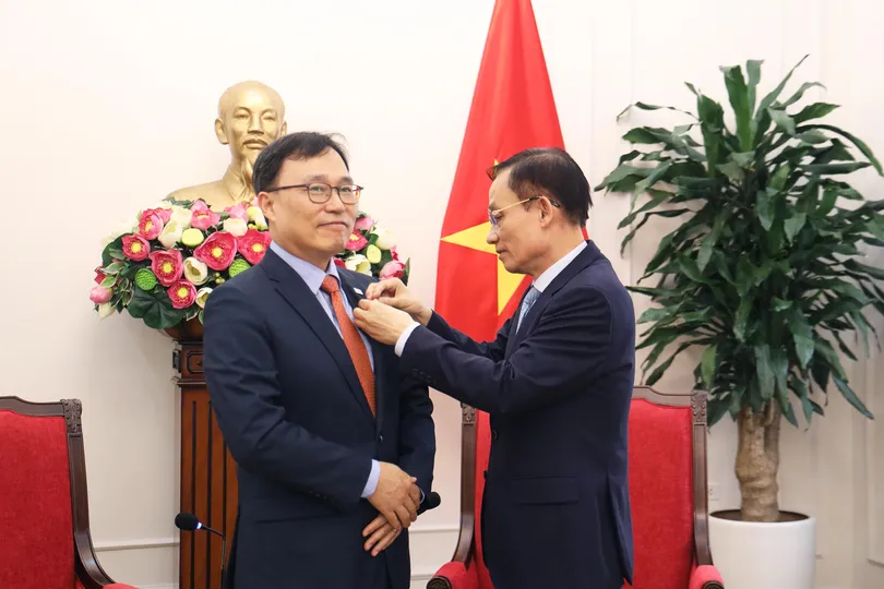 Bộ trưởng Bộ Ngoại giao Lê Hoài Trung trao tặng Kỷ niệm chương “Vì sự nghiệp ngoại giao Việt Nam” đến Đại sứ Choi Young Sam. Ảnh: THÀNH LONG.
