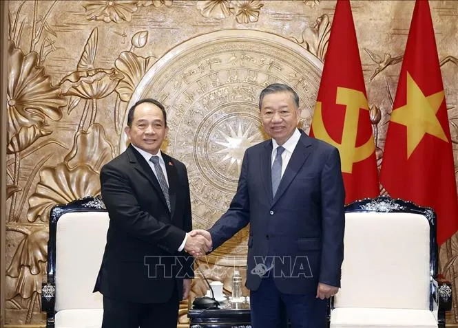 Tổng Bí thư, Chủ tịch nước Tô Lâm và Cố vấn Hội đồng An ninh quốc gia Philippines Eduardo SL Oban Jr . Ảnh: TTXVN