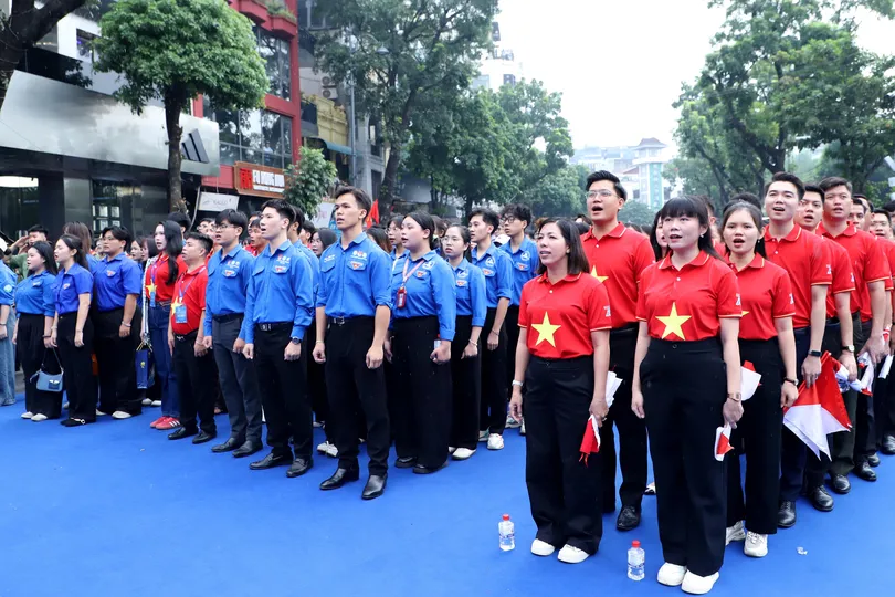 Lễ chào cờ " Tôi yêu Tổ quốc tôi" sáng 10-10. Ảnh: TIẾN CƯỜNG