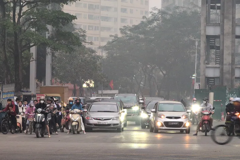 Hà Nội chìm trong sương mù, người dân đi làm phải bật đèn
