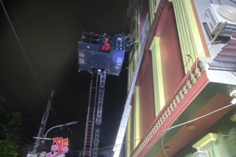 Hà Nội: Cháy nhà 5 tầng, cảnh sát kịp thời hướng dẫn 15 người thoát nạn