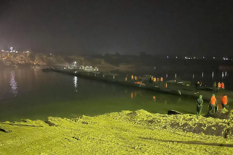 Quân đội hoàn thành lắp đặt cầu phao sông Lô