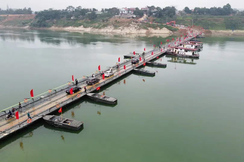 Thông xe cầu phao Đoan Hùng trên sông Lô