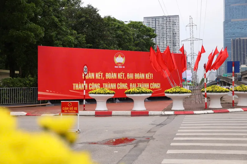 Các tuyến đường dẫn tới Trung tâm Hội nghị quốc gia - nơi diễn ra Đại hội đại biểu toàn quốc Mặt trận Tổ quốc Việt Nam lần thứ XI, nhiệm kỳ 2026-2031 rực rỡ cờ, hoa