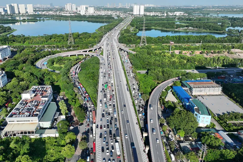 Phân luồng giao thông trên cao tốc Pháp Vân - Cao Bồ khi ùn tắc