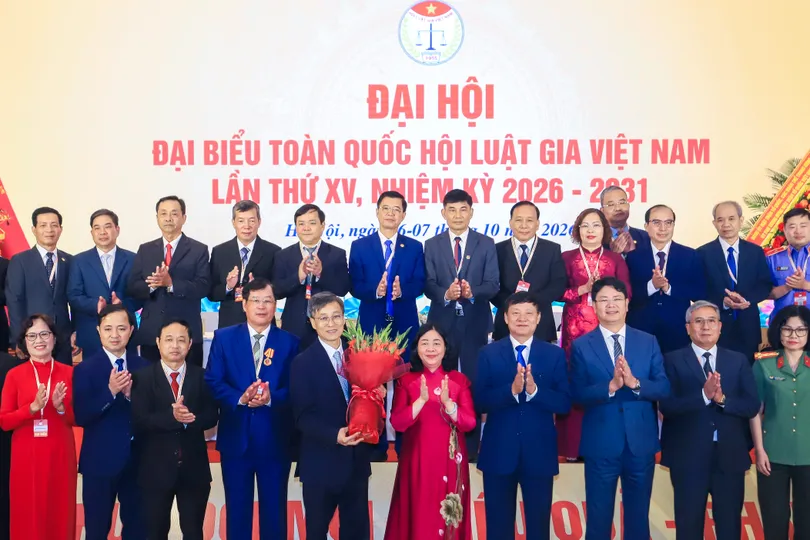 Chủ tịch Ủy ban Trung ương MTTQ Việt Nam Bùi Thị Minh Hoài tặng hoa chúc mừng Ban Chấp hành Hội Luật gia Việt Nam khóa XV. Ảnh: ĐỖ TRUNG