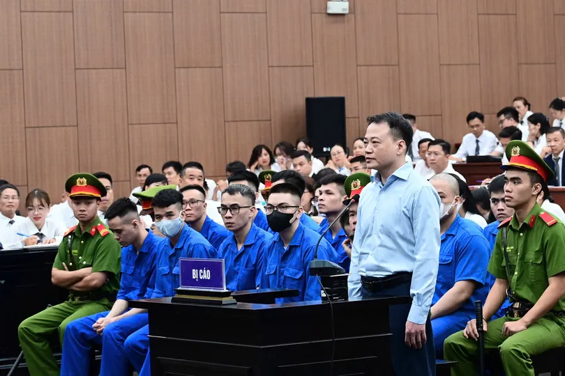 Bị cáo Nguyễn Hòa Bình trong phần kiểm tra căn cước sáng 26-10