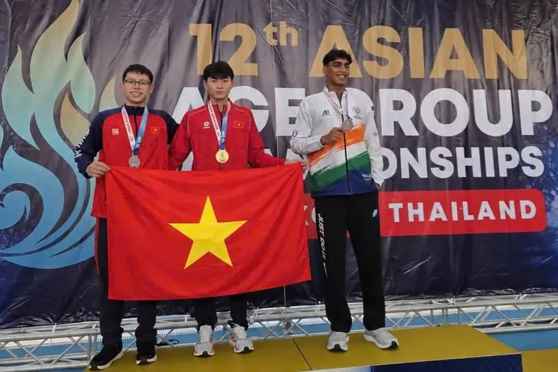 Kình ngư trẻ Dương Văn Hoàng Quy (giữa) góp mặt ở Olympic trẻ. 