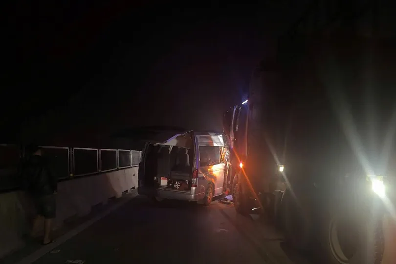 Tai nạn liên hoàn giữa xe khách và xe đầu kéo, 10 người thương vong