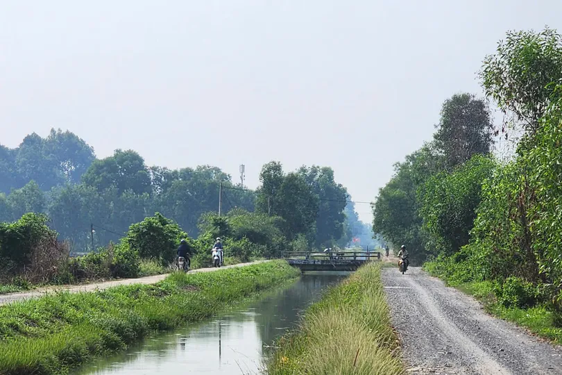 Kênh Đông chảy qua các xã Tân An Hội, Củ Chi... (TPHCM). Ảnh: ĐỨC TRUNG
