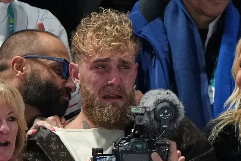 Jake bật khóc trên khán đài