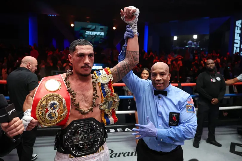 Opetaia giành đai Zuffa đầu tiên (đai màu đen)