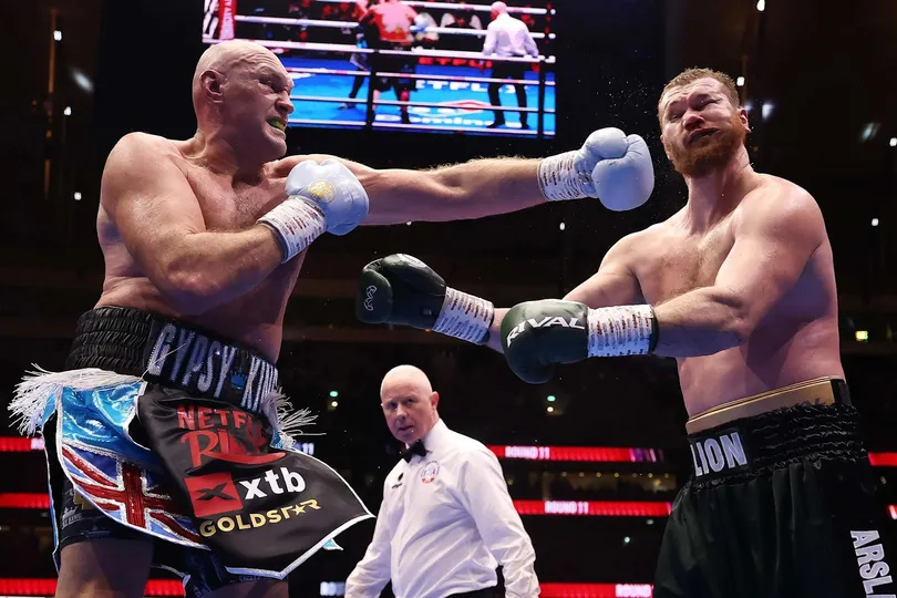 Fury tung đòn vào mặt Makhmudov (Ảnh: Getty Images)