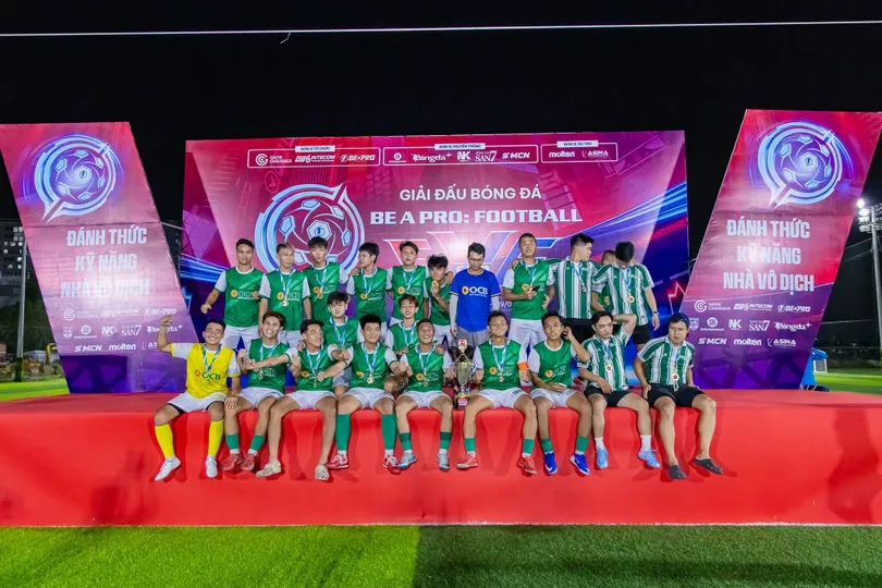 OCB TPHCM chụp hình cùng chiếc cúp vô địch