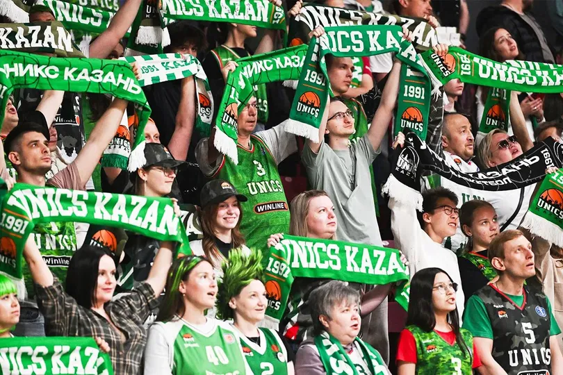 CĐV UNICS ăn mừng trên khán đài (Ảnh: Ria Novosti)