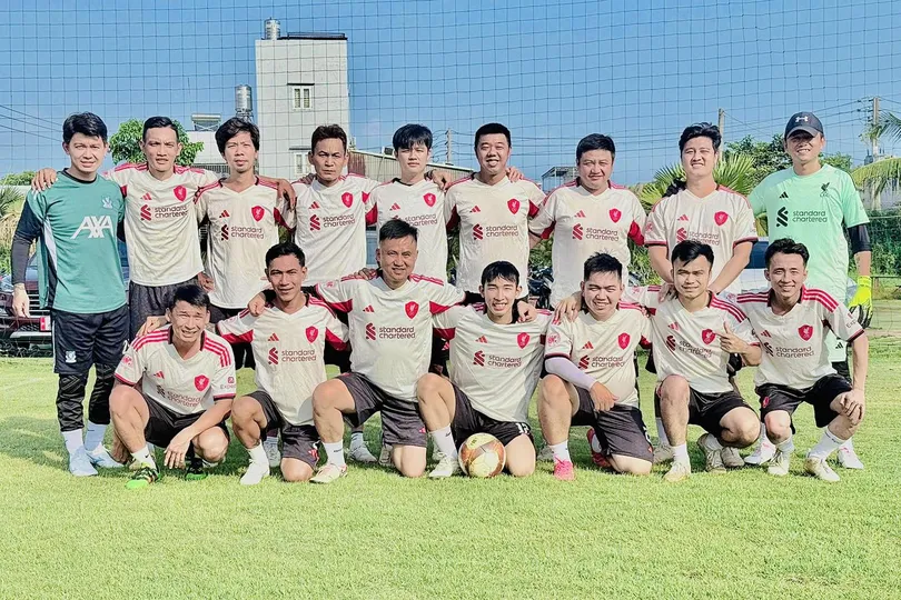 LFCSG trong một trận giao hữu sân 11 (Anh Huỳnh Ngọc Bo thứ 2 từ phải qua hàng dưới)