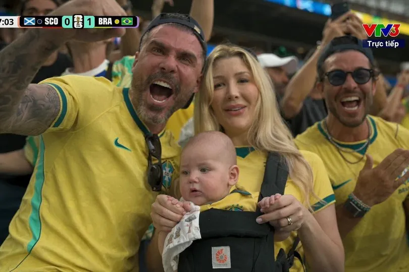 CĐV Brazil ăn mừng chiến thắng