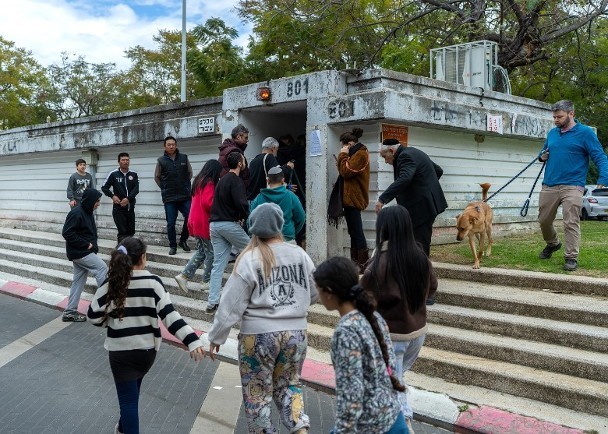 特拉维夫民众进入防空设施。