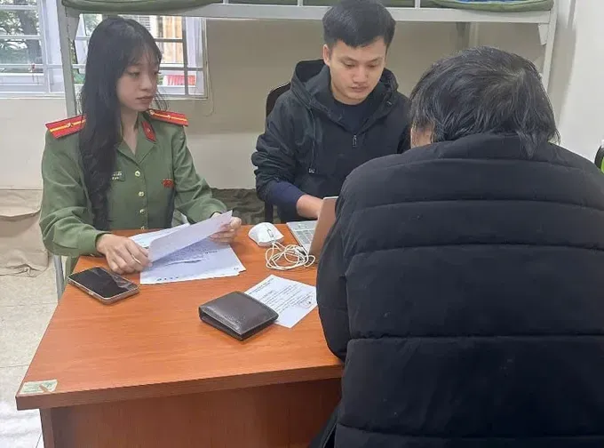 公安机关与违规男子（身着黑色外套、背对镜头者）配合讯问。