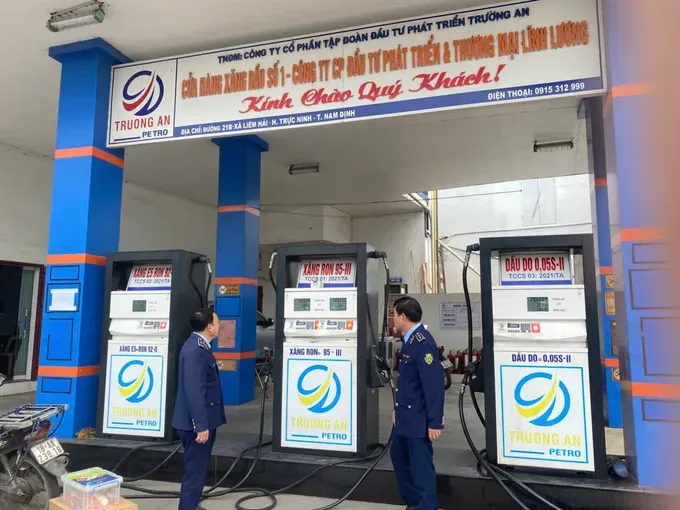 7号市场管理队的市场管理干部在违规加油站进行检查和核实。