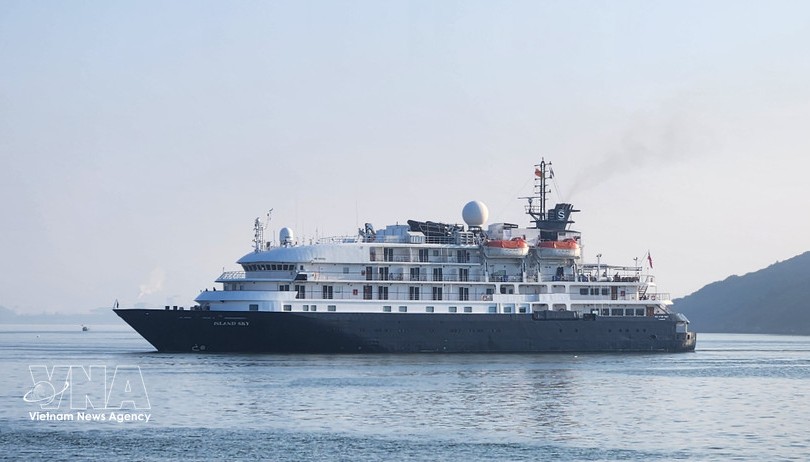 国际豪华邮轮抵达归仁港。