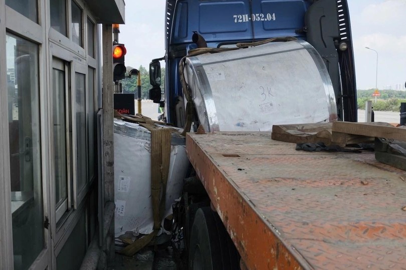 在富美收费站，钢卷掉落砸中收费站岗亭。图：廷文