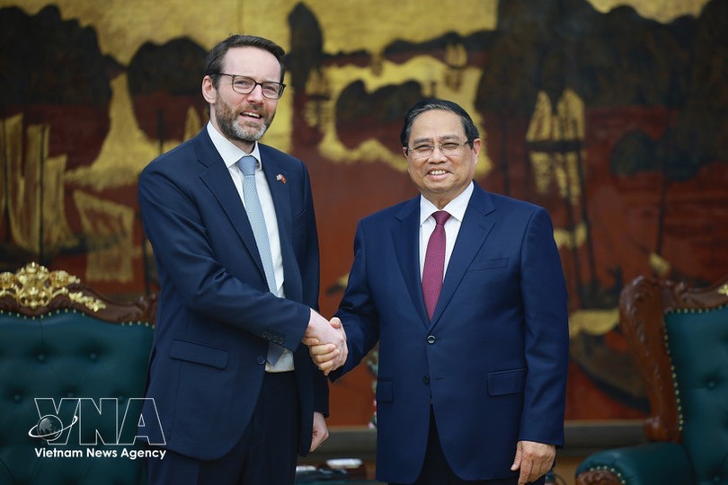 越南政府总理范明政会见英国驻越南大使伊恩·弗鲁。
