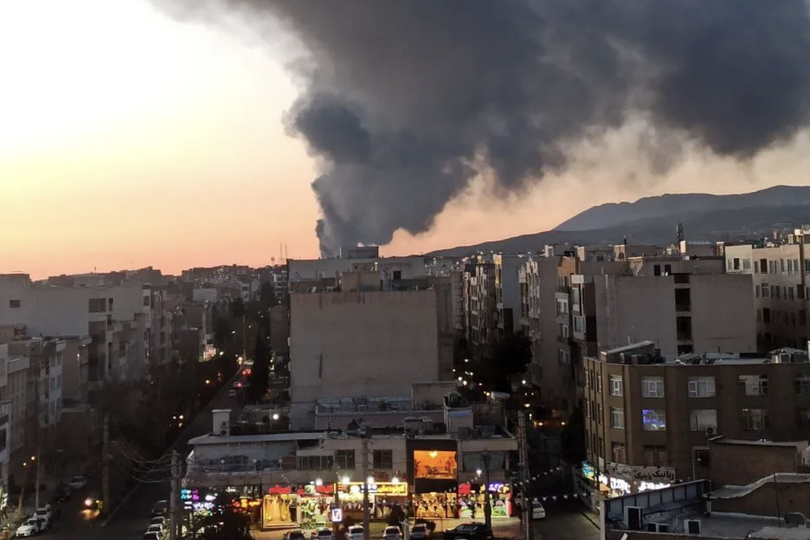 4月6日凌晨，伊朗西南部城市霍拉姆沙赫尔遭到袭击。图自：伊朗国际