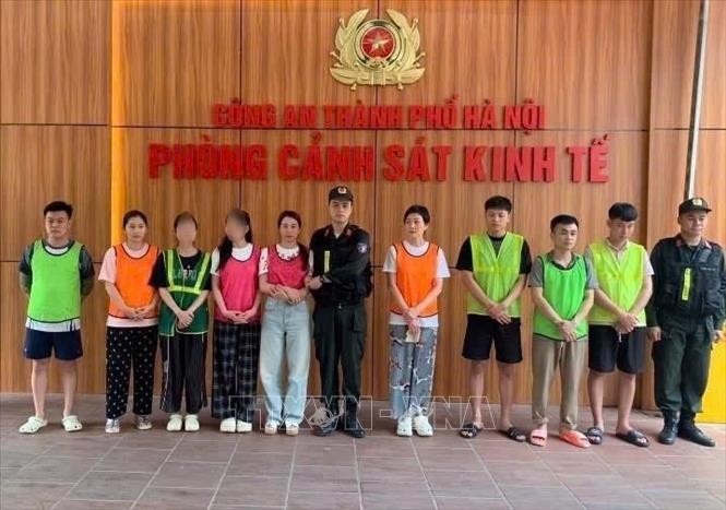 非法收集个人信息以开设银行账户并获取非法利益的9名嫌犯。