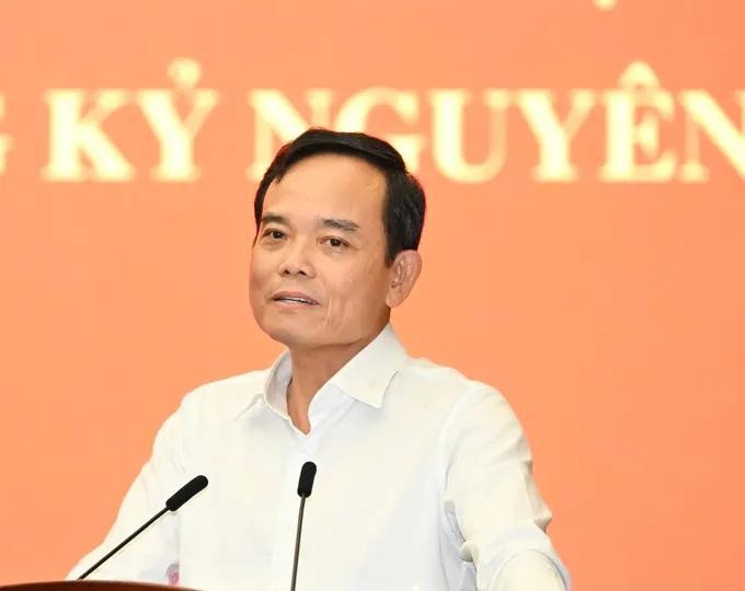 胡志明市市委书记发表指导讲话和作会议总结。