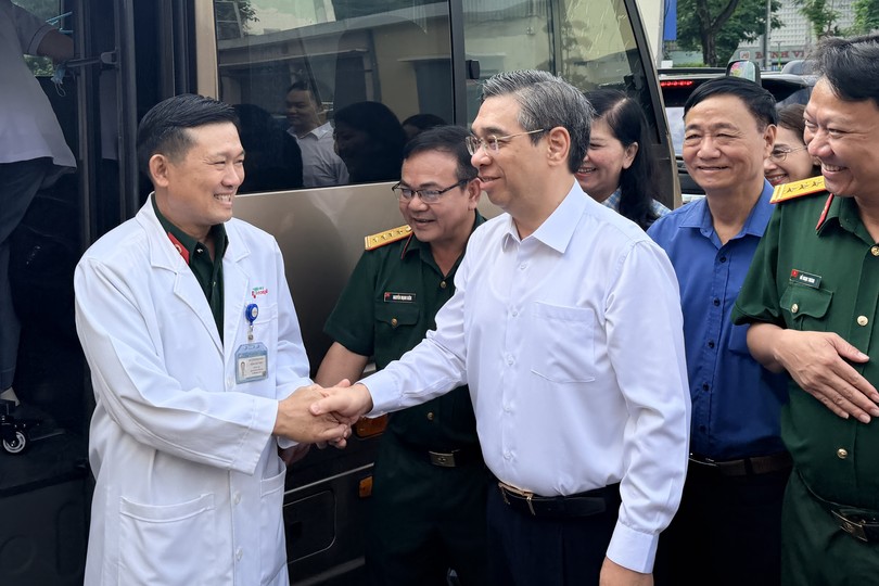 胡志明市市委副书记阮福禄欢送7A医院工作团启程前往革命根据地执行人民医疗保健任务。图：黄雄