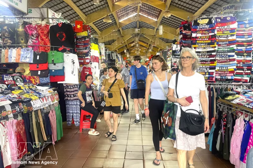 胡志明市滨城市场吸引大量国内外游客前来参观购物。图自越通社