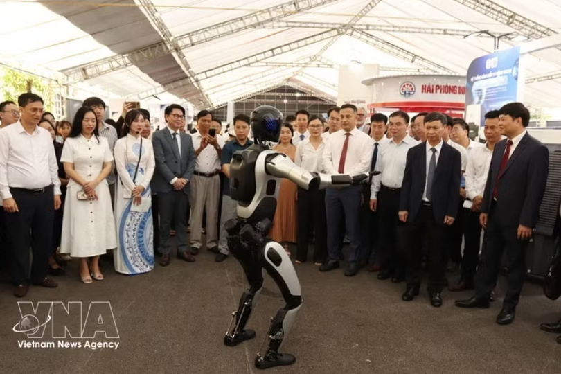 与会代表参观 2026 年海防创新创业节（Techfest Haiphong 2026）科技产品展。图自越通社