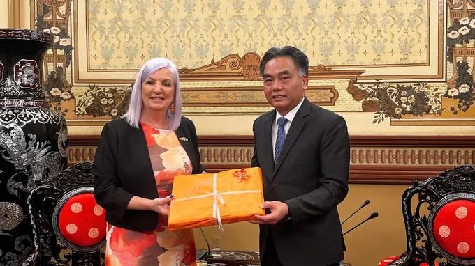 澳大利亚北领地贸易、商业和亚洲关系部长卡希尔向胡志明市人委会常务副主席阮禄河赠送纪念品。图：明春