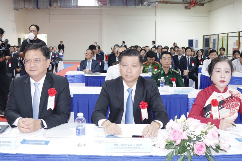 胡志明市领导人和各位代表出席落成仪式。图：光武
