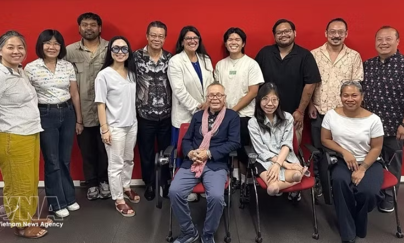 胡志明市橙剂/二恶英受害者协会代表团与美国友人合影。图自越通社