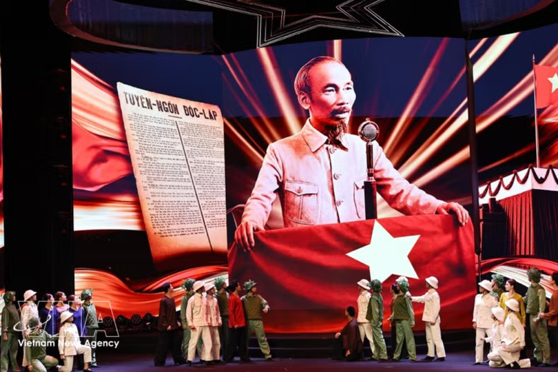 “独立之星”文艺节目讴歌光荣的越南共产党、伟大的胡志明主席；颂扬人民的力量、全民族大团结的力量以及人民武装力量崇高的贡献与牺牲。图自越通社